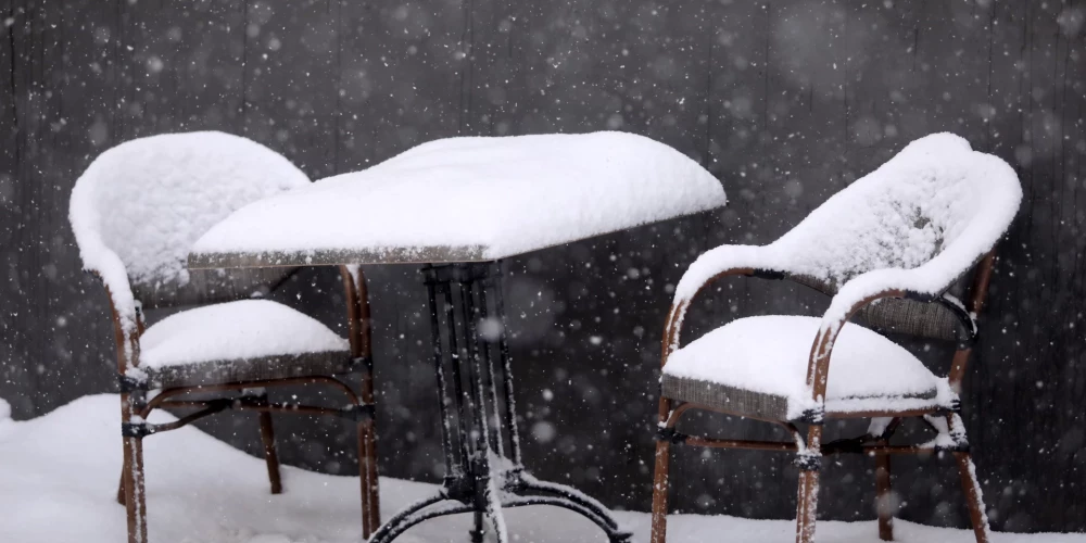 Vakarā un naktī valsts dienvidaustrumos ilgstoši snigs. 