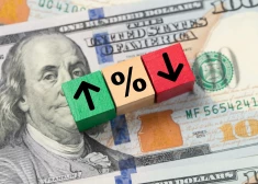 Падение курса доллара принесет латвийцам как плюсы, так и минусы