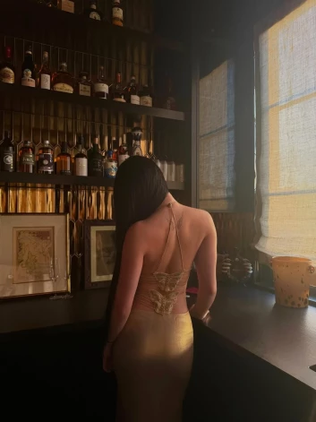 Jaunietei uz muguras tapis tetovējums - eņģeļa spārni.