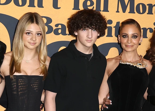 Nikola ar meitu un dēlu 2024. gadā.