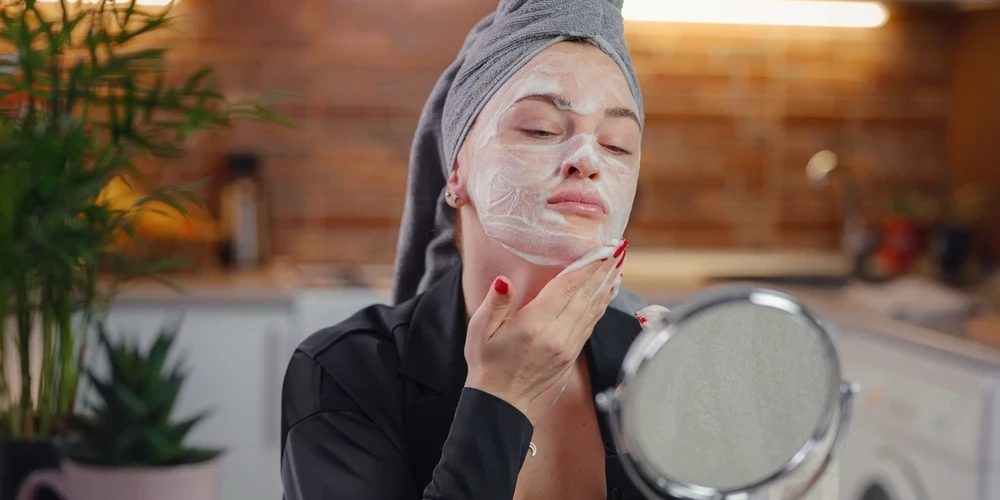 Наносите толстый слой восстанавливающего средства перед сном. Ночью кожа регенерирует активнее всего.