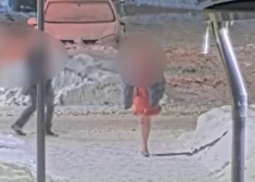 ВИДЕО: в поле зрения полиции Даугавпилса попала странно одетая для зимы женщина