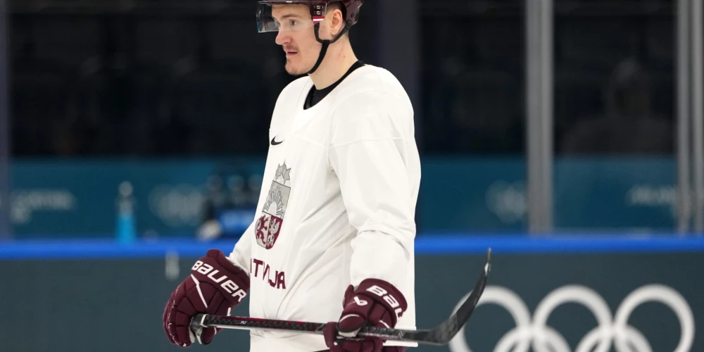 Viens no Latvijas hokeja izlases aizsardzības balstiem Kristaps Zīle.