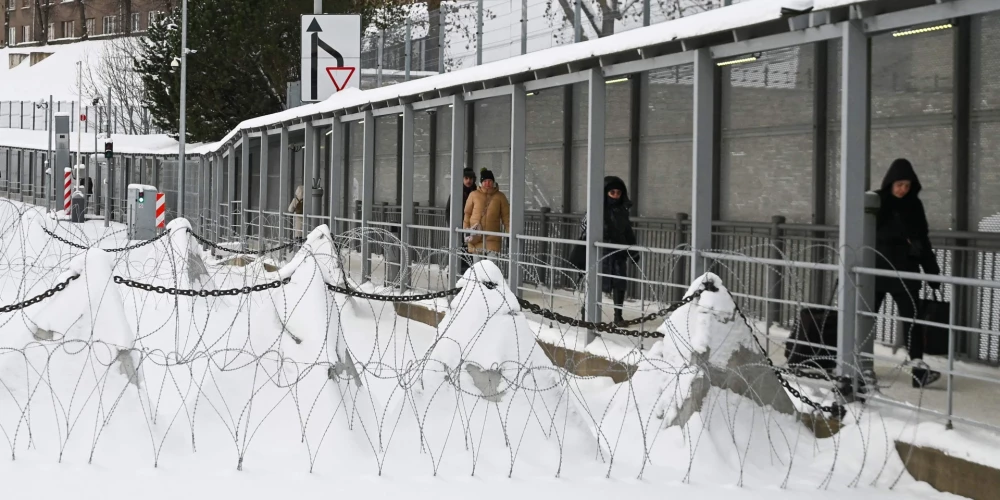Pret­tanku barjeras, kas pazīstamas kā "pūķa zobi", un dzeloņstieple uz robežtilta Narvā pie Igaunijas–Krievijas robežas 2026. gada 15. janvārī./Ilustratīvs attēls.