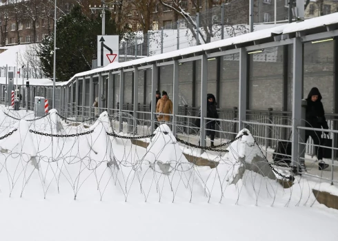 Pret­tanku barjeras, kas pazīstamas kā "pūķa zobi", un dzeloņstieple uz robežtilta Narvā pie Igaunijas–Krievijas robežas 2026. gada 15. janvārī./Ilustratīvs attēls.