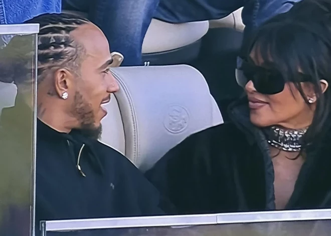 Lūiss Hamiltons un Kima Kardašjana apmeklējušu “Super Bowl”. Abu kopīgā iziešana sabiedrībā liecina, ka romāns kļūst aizvien nopietnāks.