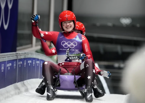 Latvijas kamaniņu divnieks Marta Robežniece un Kitija Bogdanova.