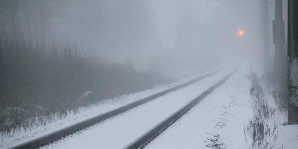 Dzelzceļa pārbrauktuves signalizācijas sistēmas tehnisko problēmu dēļ Sarkandaugavā satiksmi regulē manuāli.