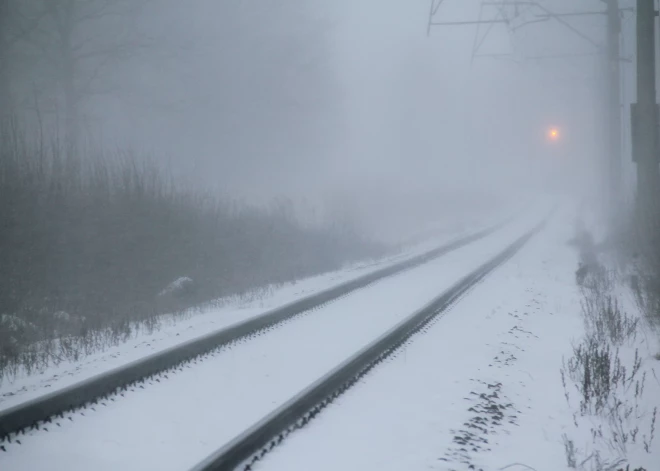 Sarkandaugavā bojāta dzelzceļa pārbrauktuves signalizācija, satiksmi regulē manuāli