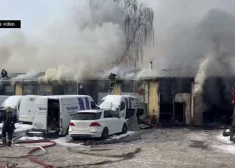 На Румбуле во время ремонта авто начался пожар: огнетушители не помогли, здание с автосервисом сгорело дотла