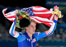 Pussekunde līdz zeltam: dramatiskā 1000 m cīņā uzvar ASV ātrslidotājs Stolzs