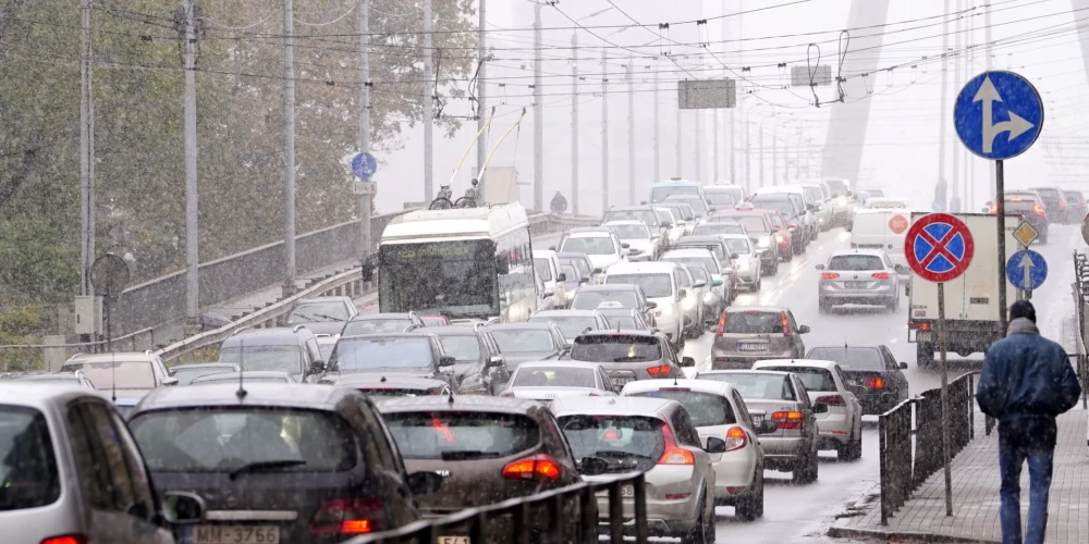 Saeimas komisija aicina valdību veidot darba grupu izvērtēt prasību trešo valstu ceļotājiem par elektroniskās ceļošanas deklarāciju.