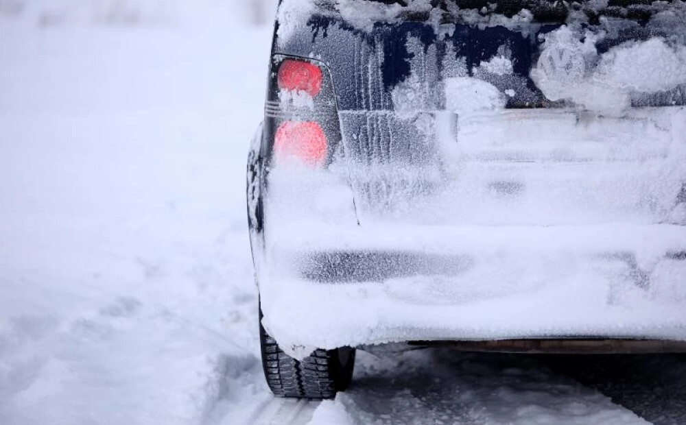 Sniegs un apledojums apgrūtina braukšanu gandrīz visā Latvijā; autovadītājus aicina būt īpaši piesardzīgiem