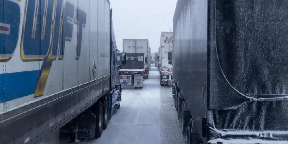Kravas auto vadītājs nav pamanījis vieglo automašīnu.