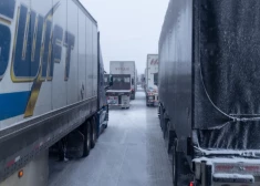 Rīgā kravas automašīna iespiež vieglo spēkratu starp diviem smagajiem transportlīdzekļiem.VIDEO