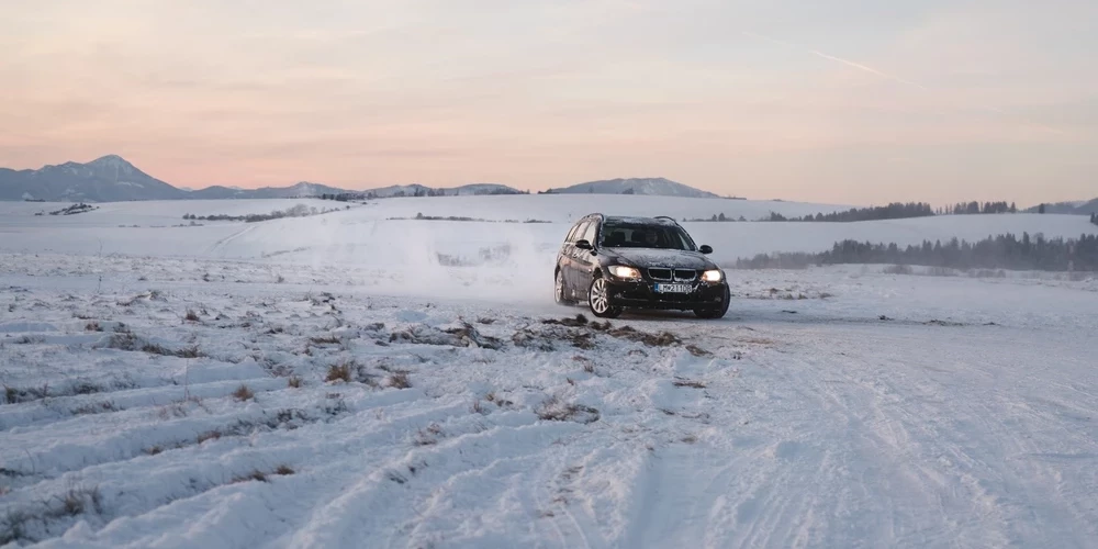 Ražotājs atsauc tūkstošiem automašīnu.