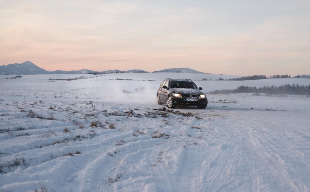 Aizdegšanās riska dēļ BMW visā pasaulē atsauc vairāk nekā pusmiljonu automašīnu