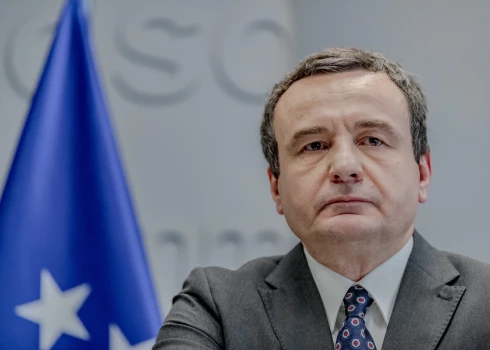 Par Albinu Kurti, kurš 12 mēnešus amata pienākumus pildīja pagaidu statusā, nobalsoja 66 deputāti 120 deputātu parlamentā.