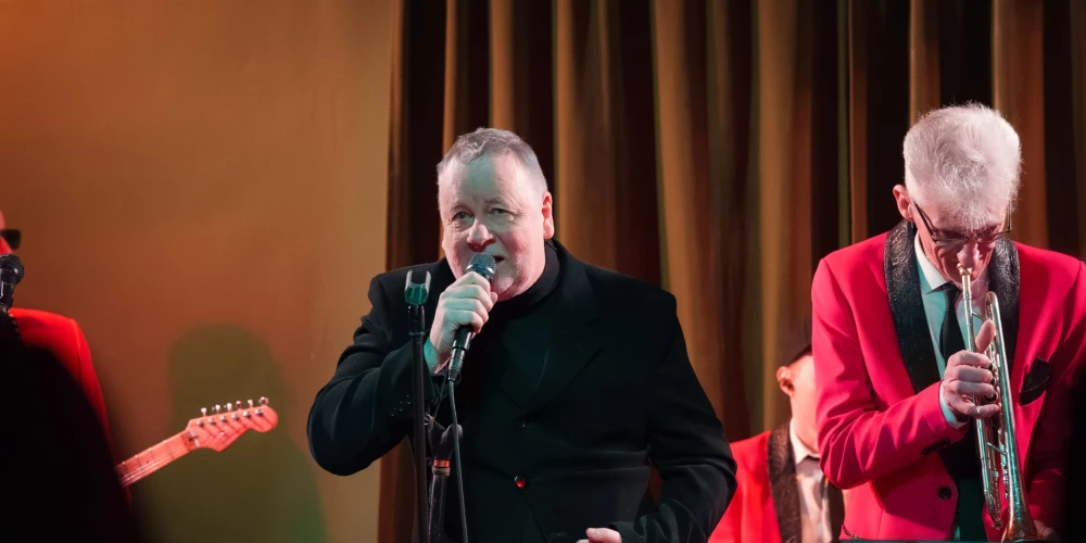 Arnis Mednis uz skatuves.