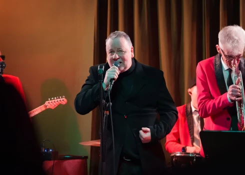 Arnis Mednis uz skatuves.