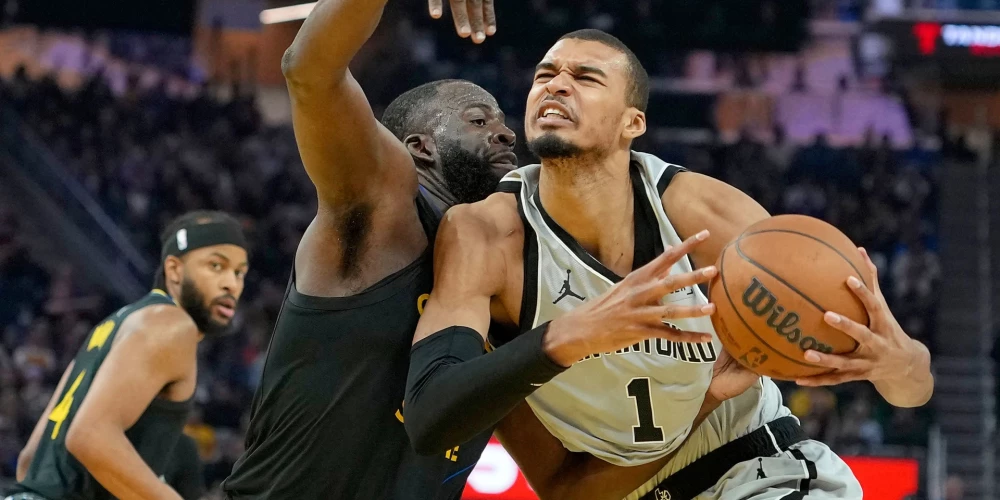 Viktors Vembanjama cīņā pret Dreimondu Grīnu.