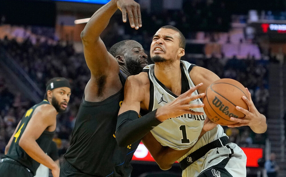 "Warriors" bez Porziņģa piekāpjas Vembanjamam un "Spurs"; Jokičam sezonas 20. "triple-double"