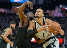 "Warriors" bez Porziņģa piekāpjas Vembanjamam un "Spurs"; Jokičam sezonas 20. "triple-double"