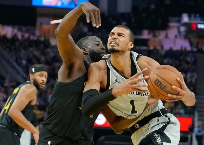 "Warriors" bez Porziņģa piekāpjas Vembanjamam un "Spurs"; Jokičam sezonas 20. "triple-double"