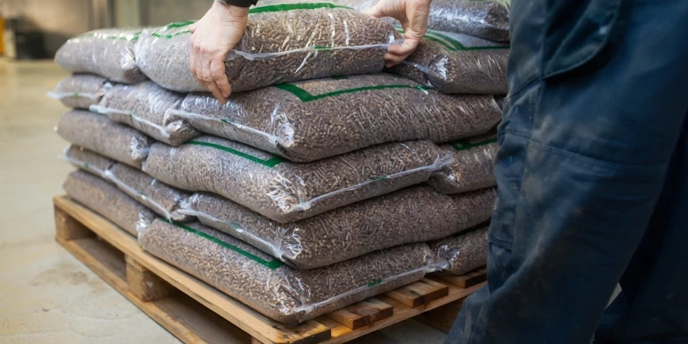 Bargās ziemas un straujā pieprasījuma kāpuma dēļ Latvijā izveidojies granulu deficīts.