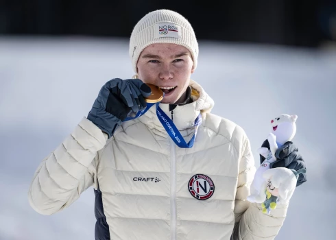 Jenss Luross Oftebrū kožas savā zelta medaļā.