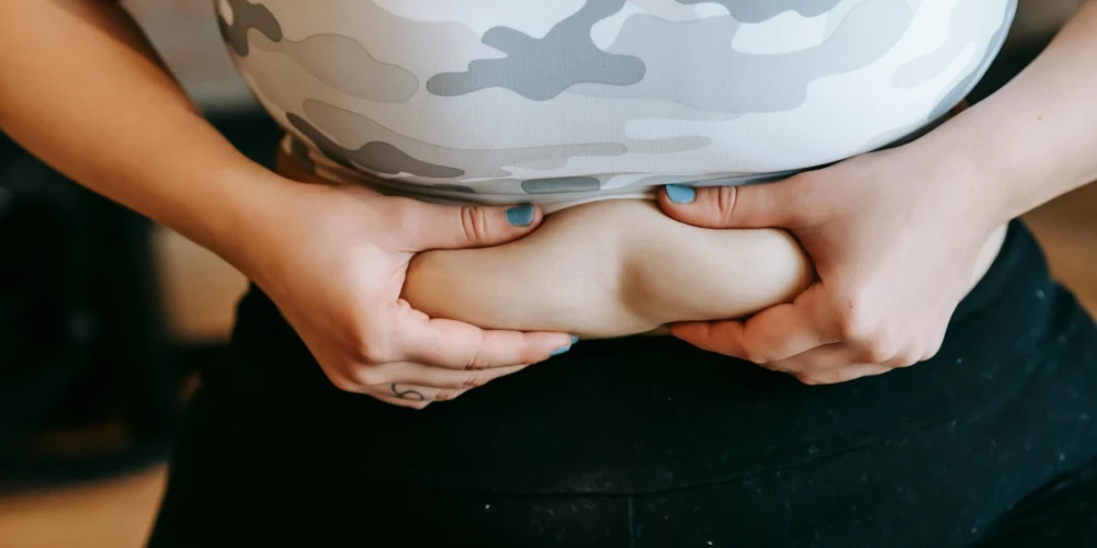 Eksperti iesaka pievērst uzmanību arī miegam un stresa līmenim, jo paaugstināts kortizola līmenis veicina viscerālo tauku uzkrāšanos.