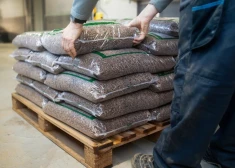 Топливный кризис в Латвии: в магазинах вводят строгие лимиты на гранулы и брикеты