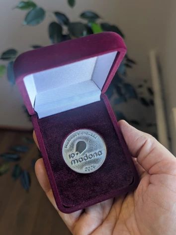 Madonas simtgades piemiņas monēta.