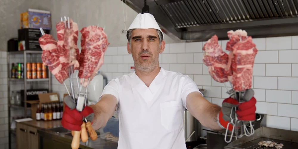 Pavārs Martiņš Sirmais: “Katru produktu uztveram kā juveliera izstrādājumu. Ja mēs varētu atļauties mest ārā pārtiku, sen jau būtu bankrotējuši.”