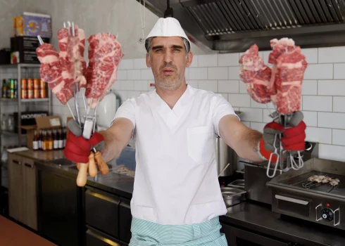 Pavārs Martiņš Sirmais: “Katru produktu uztveram kā juveliera izstrādājumu. Ja mēs varētu atļauties mest ārā pārtiku, sen jau būtu bankrotējuši.”