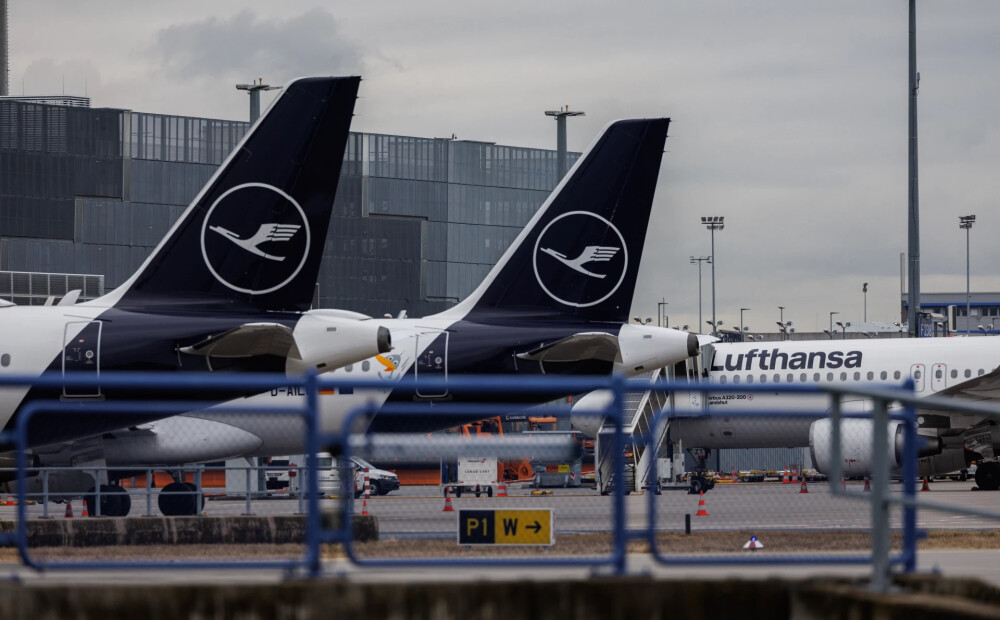 "Lufthansa" darbinieku streika dēļ simtiem atceltu reisu un tūkstošiem iestrēgušu pasažieru
