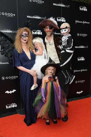 Джеймс Ван Дер Бик с семьей.