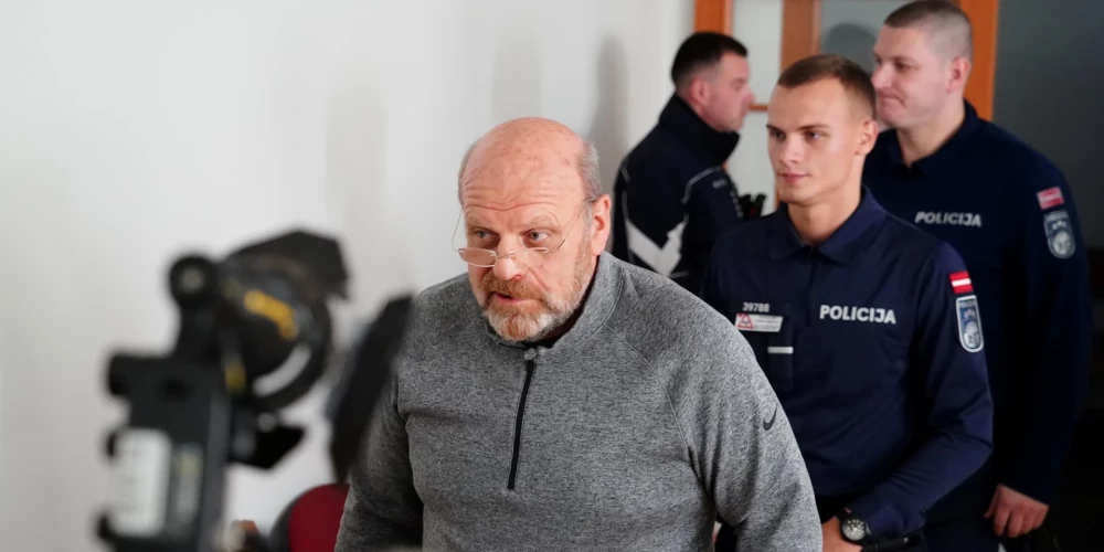 Apsūdzētais uzņēmējs Mihails Uļmans (centrā) tiek konvojēts uz tiesas sēdi Rīgas pilsētas tiesā, kurā pasludinās spriedumu maksātnespējas administratora Mārtiņa Bunkus slepkavības lietā.