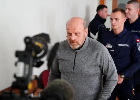 Apsūdzētais uzņēmējs Mihails Uļmans (centrā) tiek konvojēts uz tiesas sēdi Rīgas pilsētas tiesā, kurā pasludinās spriedumu maksātnespējas administratora Mārtiņa Bunkus slepkavības lietā.