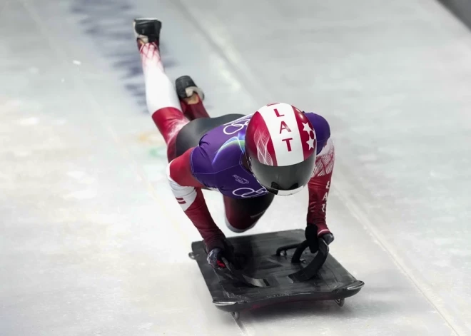 На Олимпиаде в Италии после первых двух заездов латвийский скелетонист оказался на 17-м месте