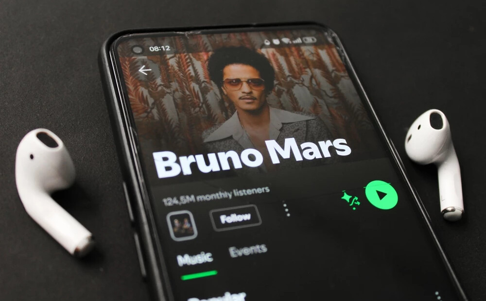 Valentīndienas dziesmu atskaņošanas saraksti iezīmē jaunu romantiskās mūzikas tendenci 2026. gadā