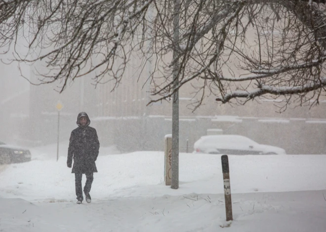 В Латвии, в том числе в Риге, объявлено оранжевое предупреждение из-за сильного снегопада