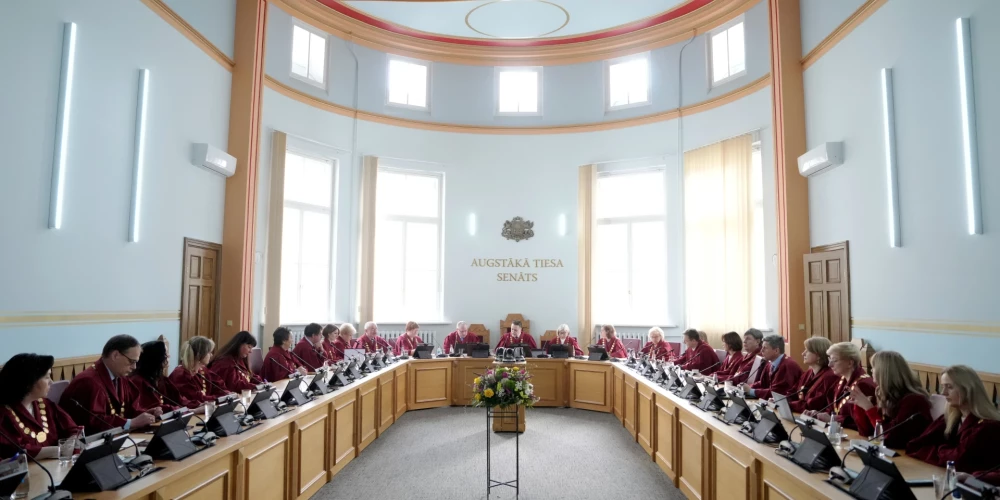 Saeima pieņem jaunu Tiesnešu un prokuroru speciālās pensijas likumu.