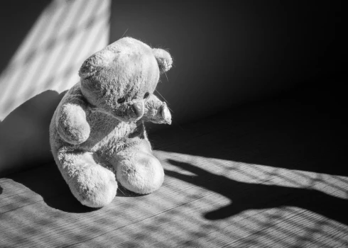 Saeima atbalstīja priekšlikumu paaugstināt noilgumu dzimumnoziegumiem pret bērniem no 20 uz 35 gadiem.