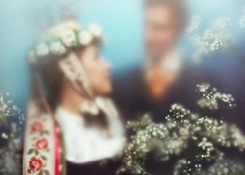 Ventspils vienos dažādu paaudžu tautas dejotājus.