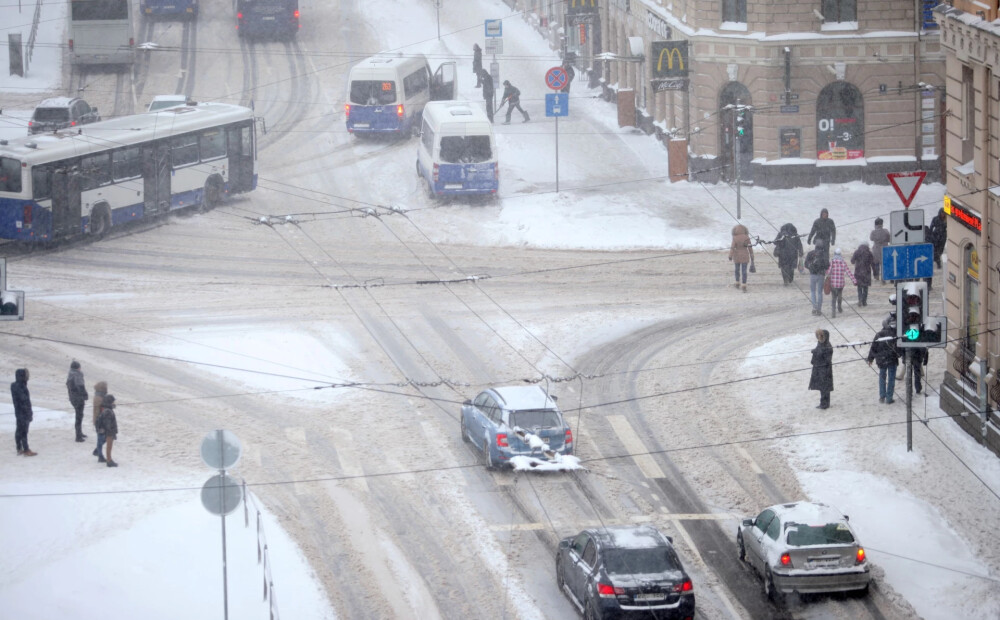Brīdinājums autovadītājiem: piektdien jāplāno papildu laiks ceļam – autoceļi var būt sniegoti un slideni