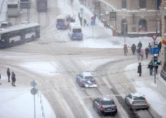 Brīdinājums autovadītājiem: piektdien jāplāno papildu laiks ceļam – autoceļi var būt sniegoti un slideni