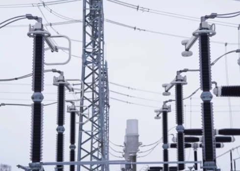 Satversmes tiesa par Satversmei atbilstošām ir atzinusi Elektroenerģijas tirgus likuma un noteikumu "Par elektroenerģijas ražošanu, izmantojot atjaunojamos energoresursus, kā arī par cenu noteikšanas kārtību un uzraudzību" normas, kas nosaka gadījumus, kad Būvniecības valsts kontroles birojam (BVKB) jālemj par elektrības obligātā iepirkuma tiesību atcelšanu un pienākuma uzlikšanu komersantam atmaksāt saņemto valsts atbalstu.