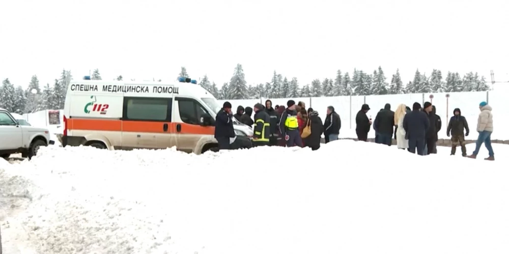 Mediķi un policisti Petrohanā, kur ar šautām brūcēm atrada mirušus sešus cilvēkus