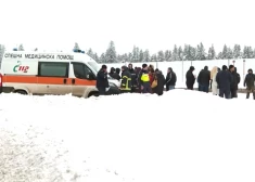 Mediķi un policisti Petrohanā, kur ar šautām brūcēm atrada mirušus sešus cilvēkus